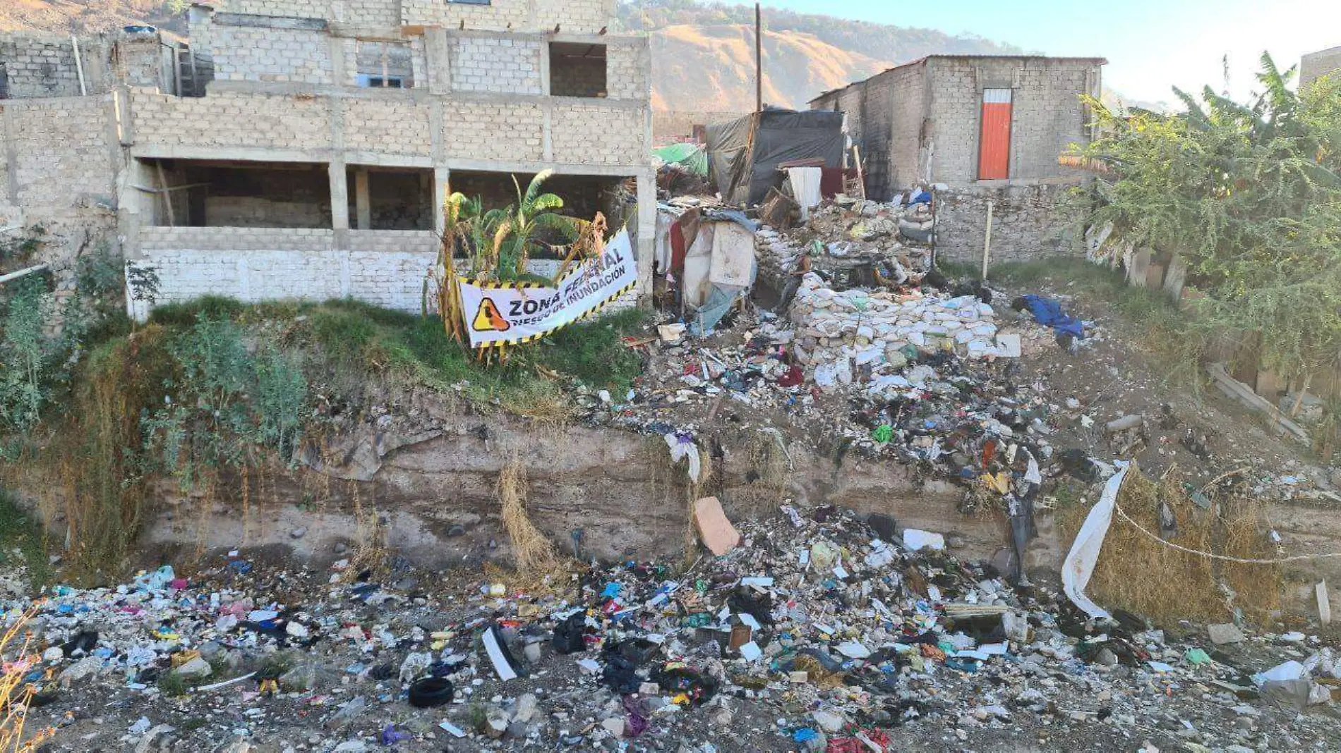 Desalojan a habitantes de 70 viviendas irregulares